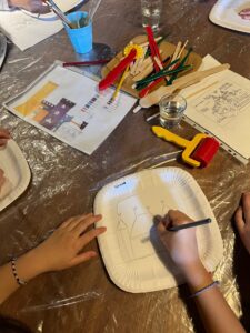 Des enfants dessinent les plans de leur Château médiéval qu'ils vont construire à l'argile