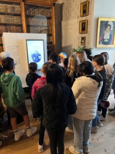 Un groupe d'écoliers visite le Château de La Sarraz lors de la journée scolaire du 15 mai 2023